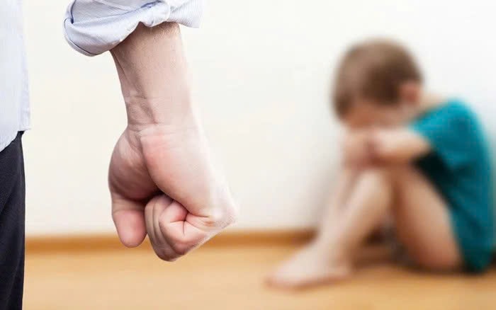 Báo động đỏ vấn nạn bạo hành trẻ em