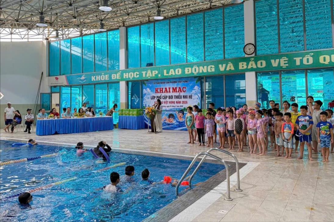 Khai mạc lớp dạy bơi miễn phí cho gần 100 trẻ em phường Việt Hưng
