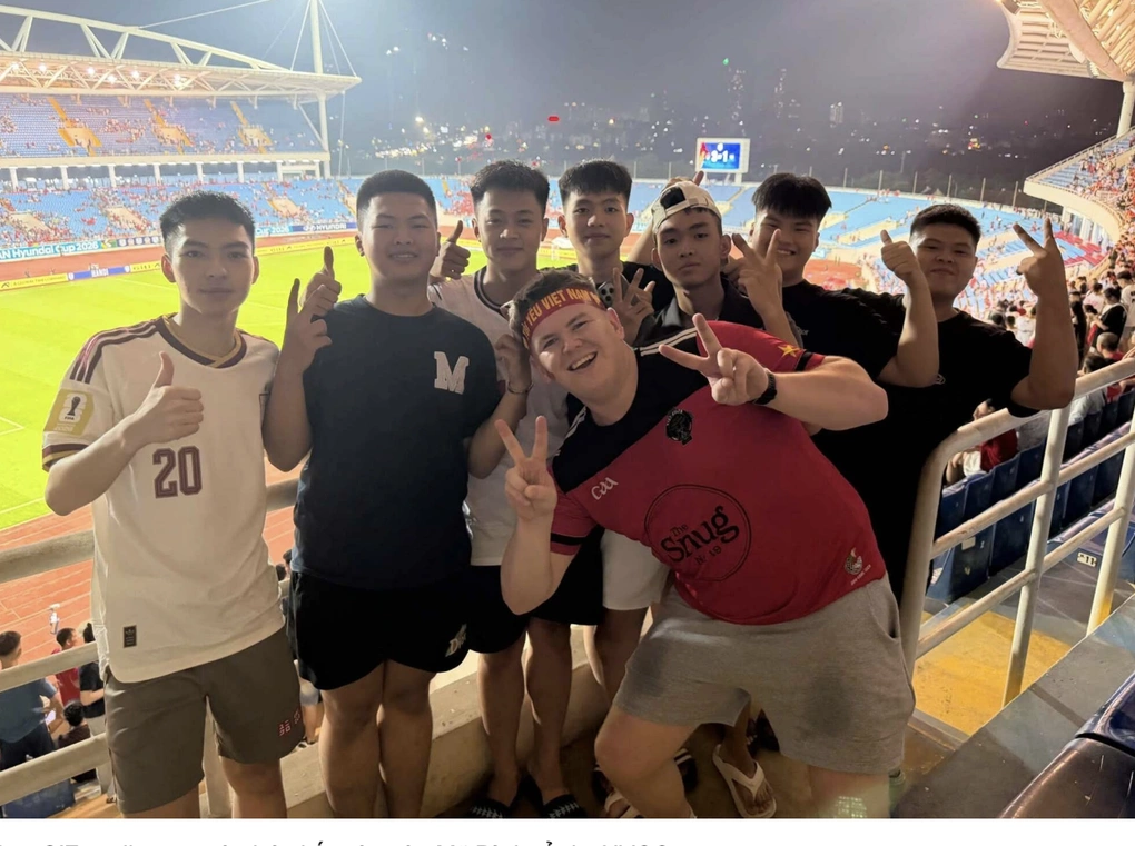 Những ông Tây thành ‘fan cuồng’ của ĐTQG Việt Nam